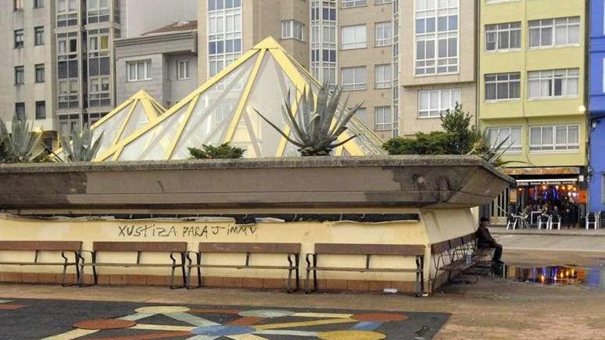 Cúpulas y área infantil en la plaza del mercado de Monte Alto.