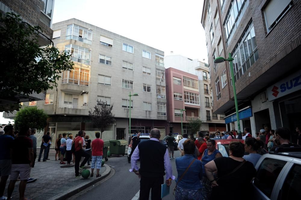 Un delincuente huye de la policía saltando por los tejados en Vilagarcía - Lanzó varias tejas desde edificios de la calle Fariña Ferreño al paseo del río O Con y se atrincheró en un piso