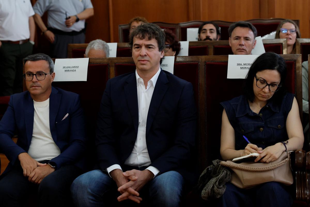 Miguel Ángel Gallardo y David Sánchez durante el juicio, en la primera fila de los bancos que han ocupado los investigados.