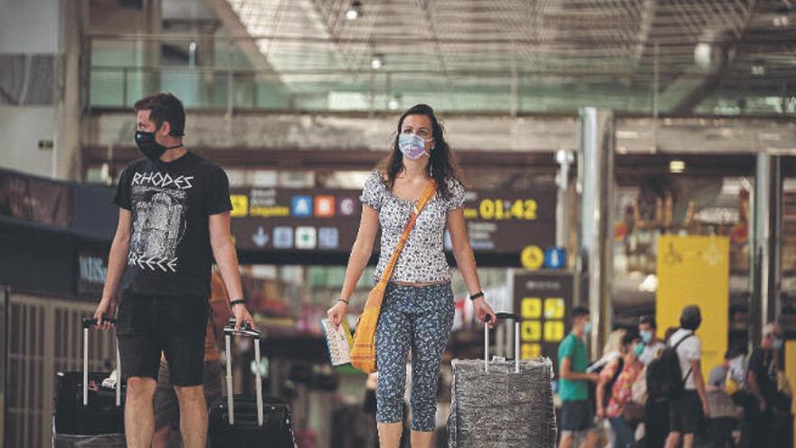 Dos turistas llegan al aeropuerto Tenerife Sur.