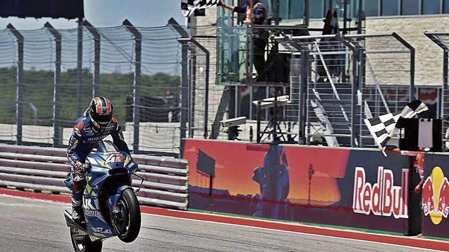 Alex Rins celebrÃ³ su victoria en Austin haciendo el caballito en su entrada a meta.