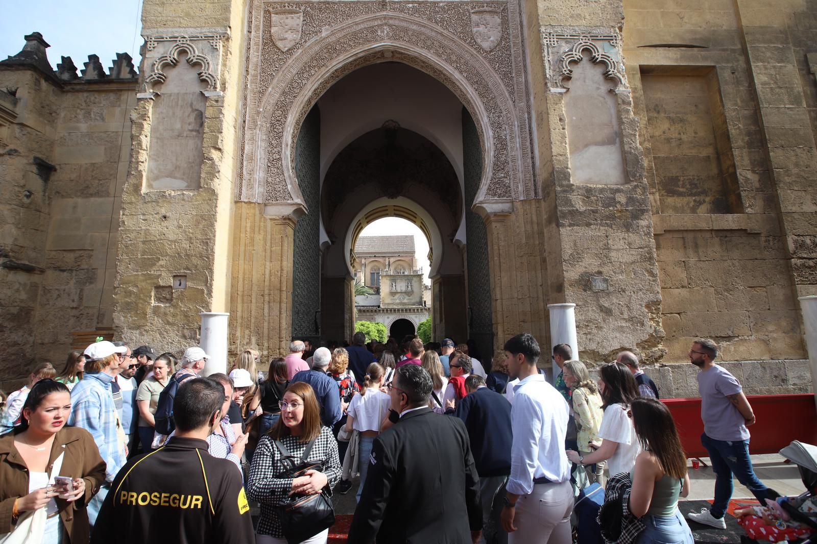 La Hermandad de la Agonía sale de la Mezquita-Catedral