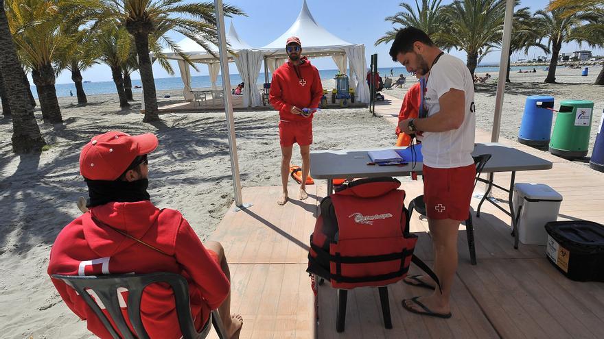 Santa Pola inicia este fin de semana el servicio de socorrismo en la playa de Levante