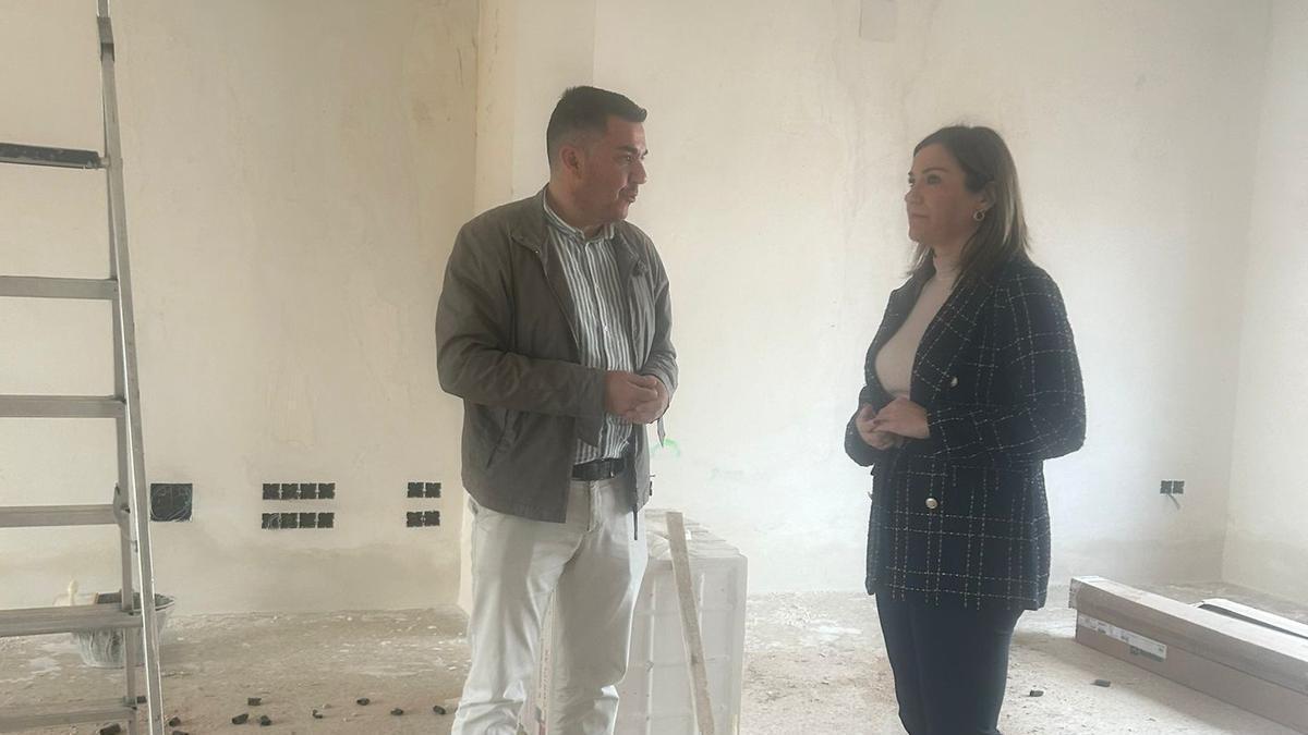 Un momento de la visita de la delegada de Justicia a las obras del Ayuntamiento de Torrecampo.