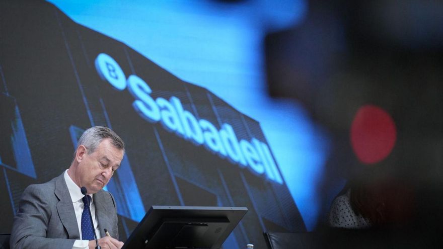 César González-Bueno, consejero delegado del Sabadell, durante la rueda de prensa de la pasada semana para informar
de la decisión de venta. | | DAVID ZORRAKINO (EP)