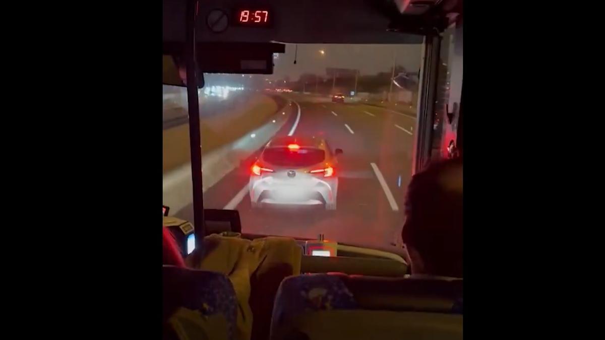 El coche del conductor denunciado frena justo delante de un autocar en la B-23, a su paso por Esplugues de Llobregat.
