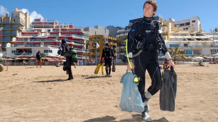 Maite Zarranz, ayer, en la playa de Las Canteras. | santi blanco