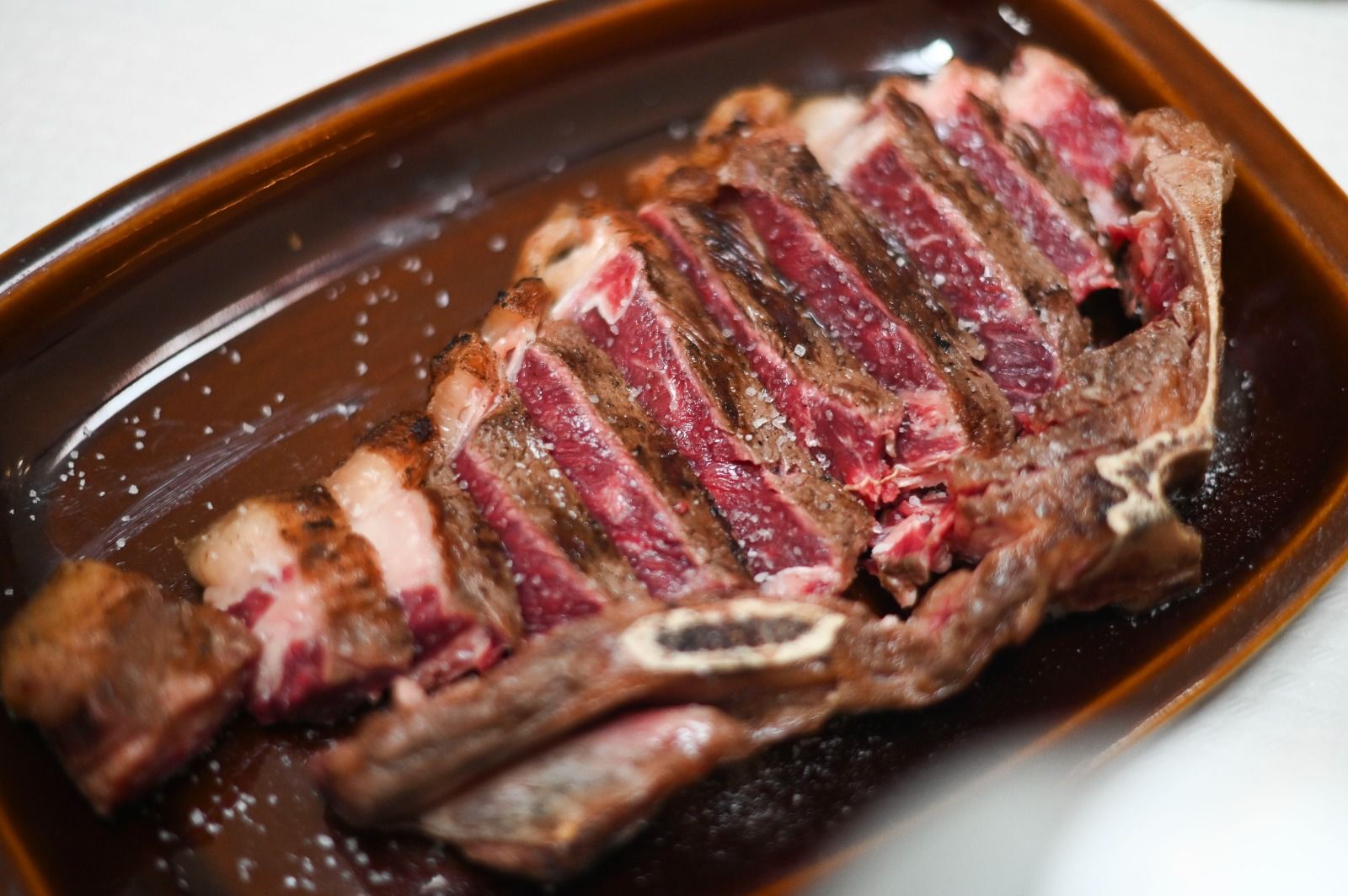 En imágenes | El Torico, el mesón de Zaragoza que triunfa con su brasa en medio del salón