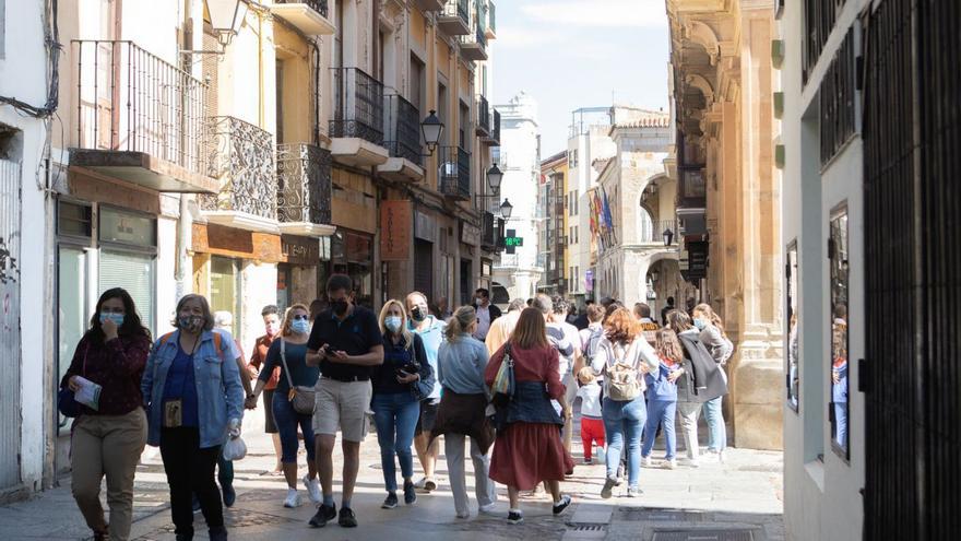 Turistas recorren las calles del casco antiguo de Zamora. | Ana Burrieza