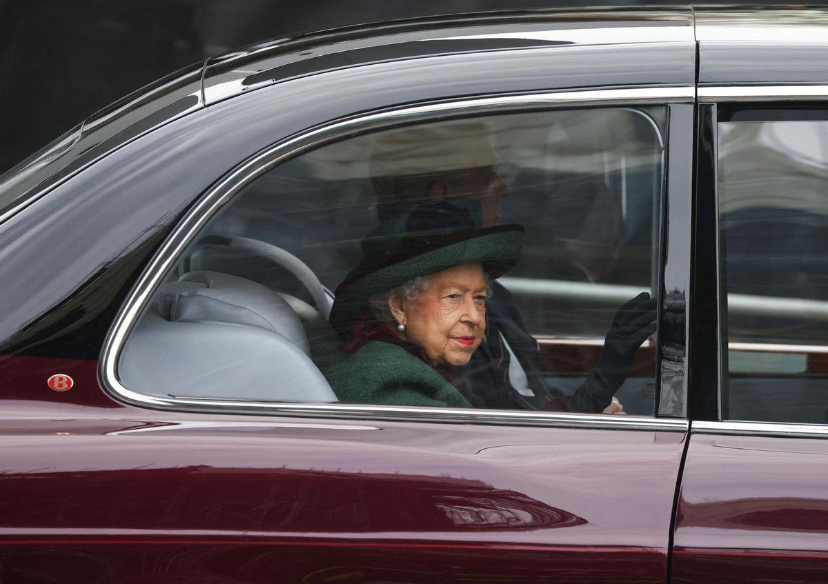 La reina británica Isabel II reaparece en la misa en honor al Duque de Edimburgo.