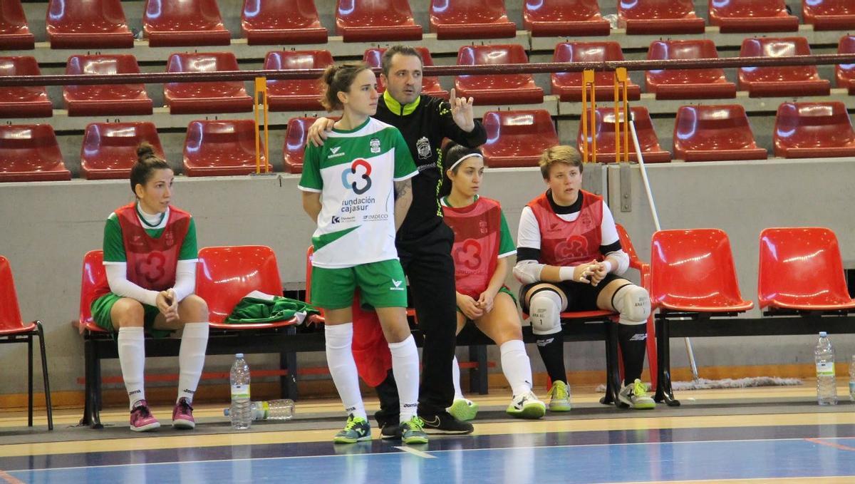 Miriam Fernández recibe instrucciones de Juanma Cubero en su anterior etapa en el Deportivo.