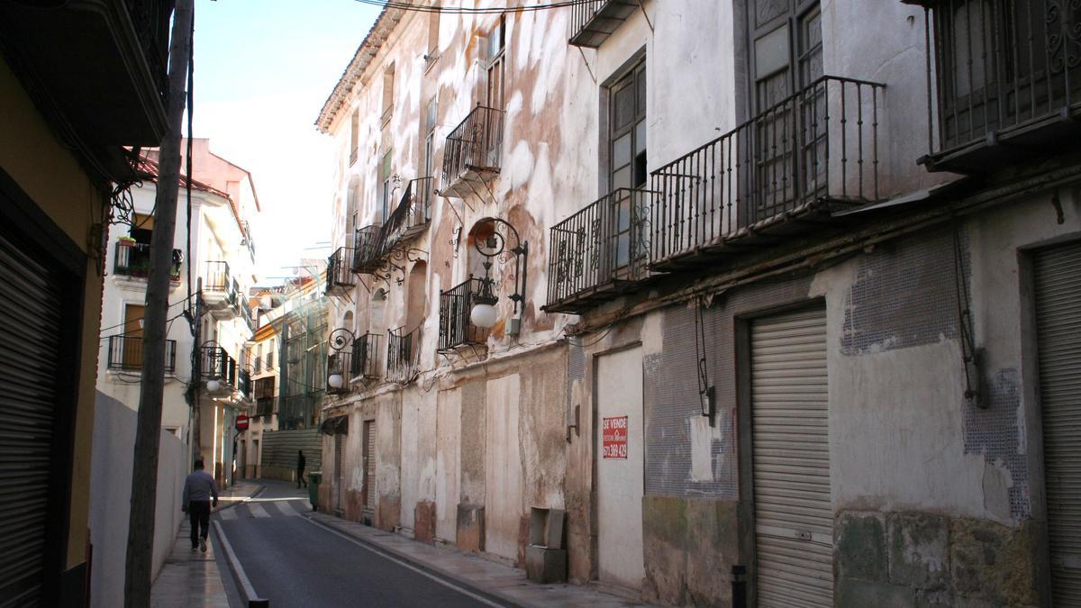 Viviendas en ruina en la calle Fernando el Santo del casco antiguo de la ciudad.
