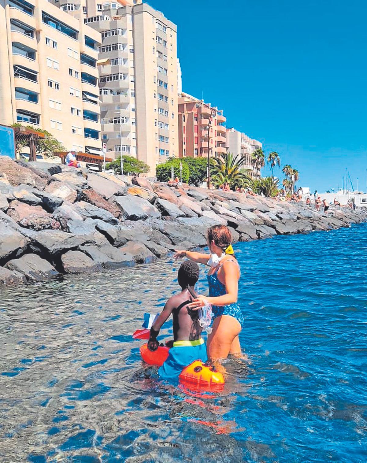 El pequeño durante un ejercicio en el mar.