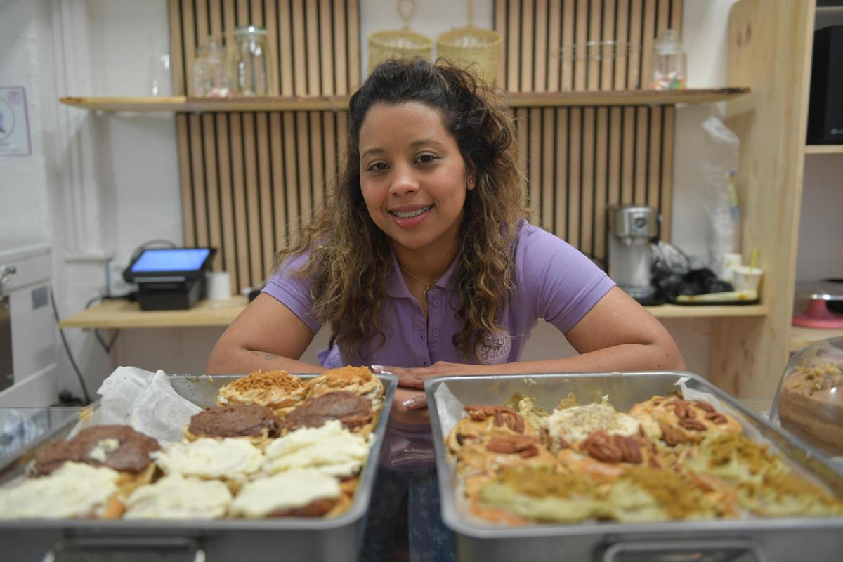 Rebeca Yepez, propietaria de la nueva pastelería del Agra do Orzán