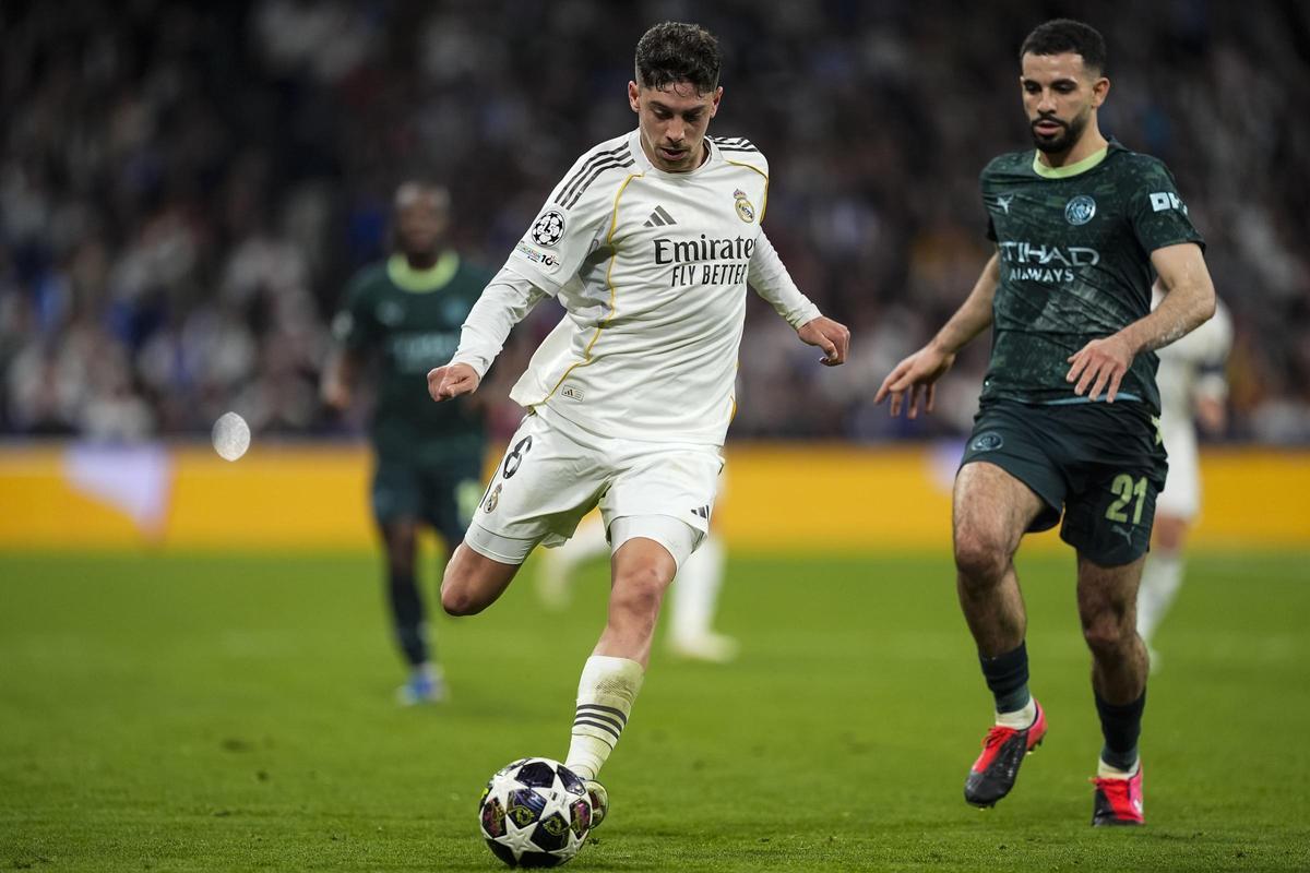Federico Valverde disputando un balón con el jugador del Manchester City Ait-Nouri durante el partido de ida.