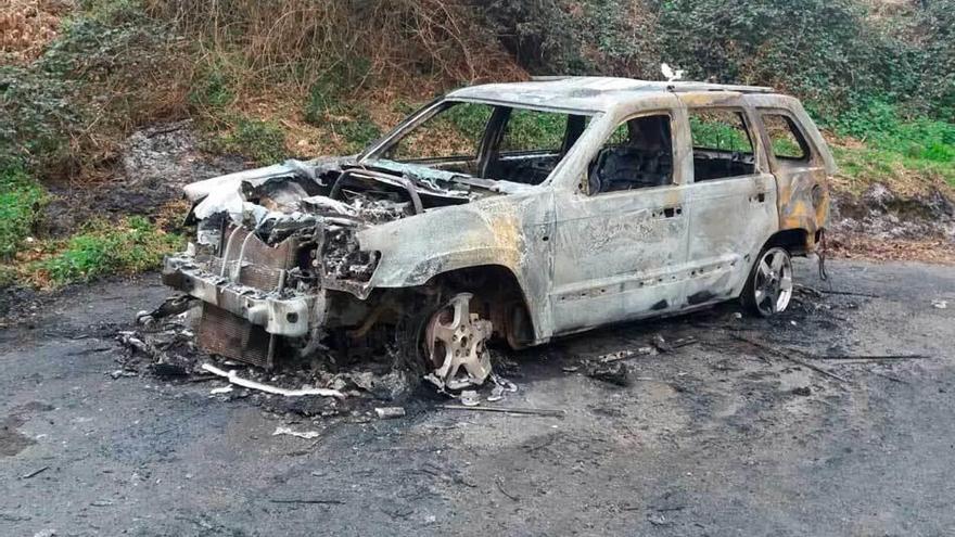 Denuncian la quema de un coche aparcado en Roces de Colloto