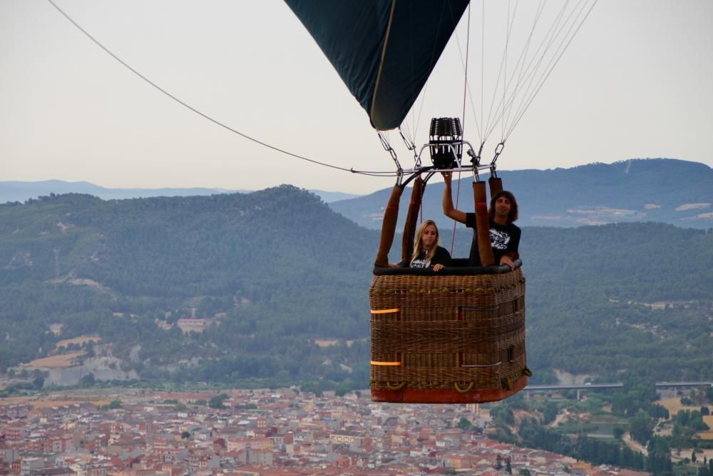 Més de cinquanta globus d''arreu del món aixequen el vol a Igualada en la 21a edició de l''European Balloon Festival.