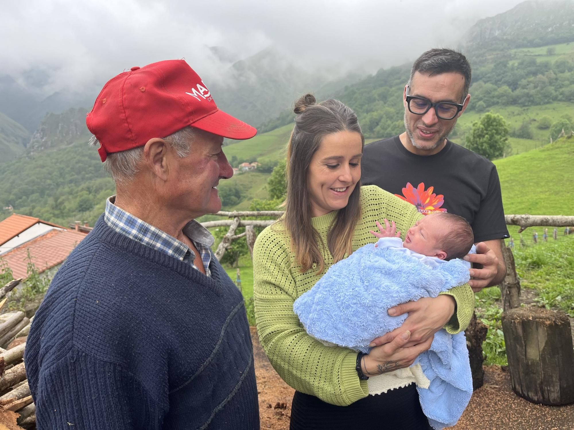 Una pareja de A Guarda da el primer niño en 40 años a un pueblo asturiano