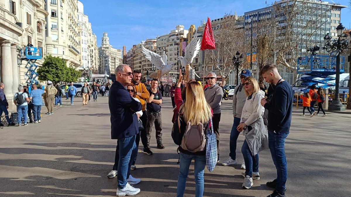 Turistas en la plaza del Ayuntamiento de València durante las Fallas.