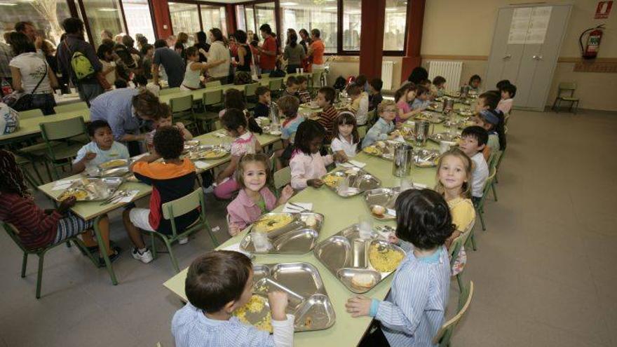 Siete colegios abrirán sus comedores en verano para atender a los niños becados