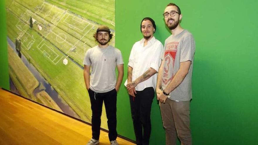 Moisés Míguez, David Acuña y Xoán Álvarez en la sala de Polder Cup del MARCO. // Alba Villar