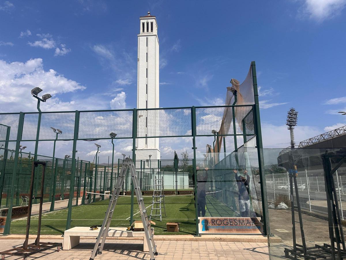 Imagen del desmontaje de las pistas de pádel con la torre maratón al fondo.