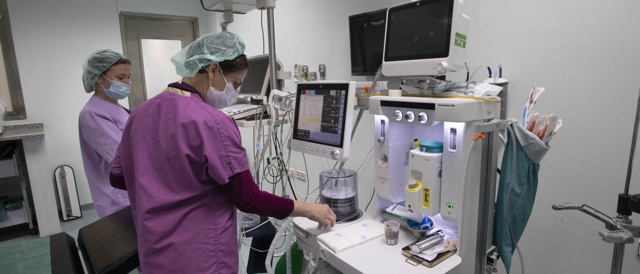 Profesionales de la clínica Mediterránea preparando el aparataje para un aborto.