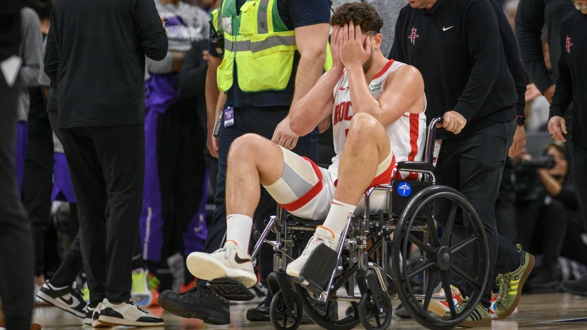 Alperen Sengun, retirado en silla de ruedas tras su grave lesión