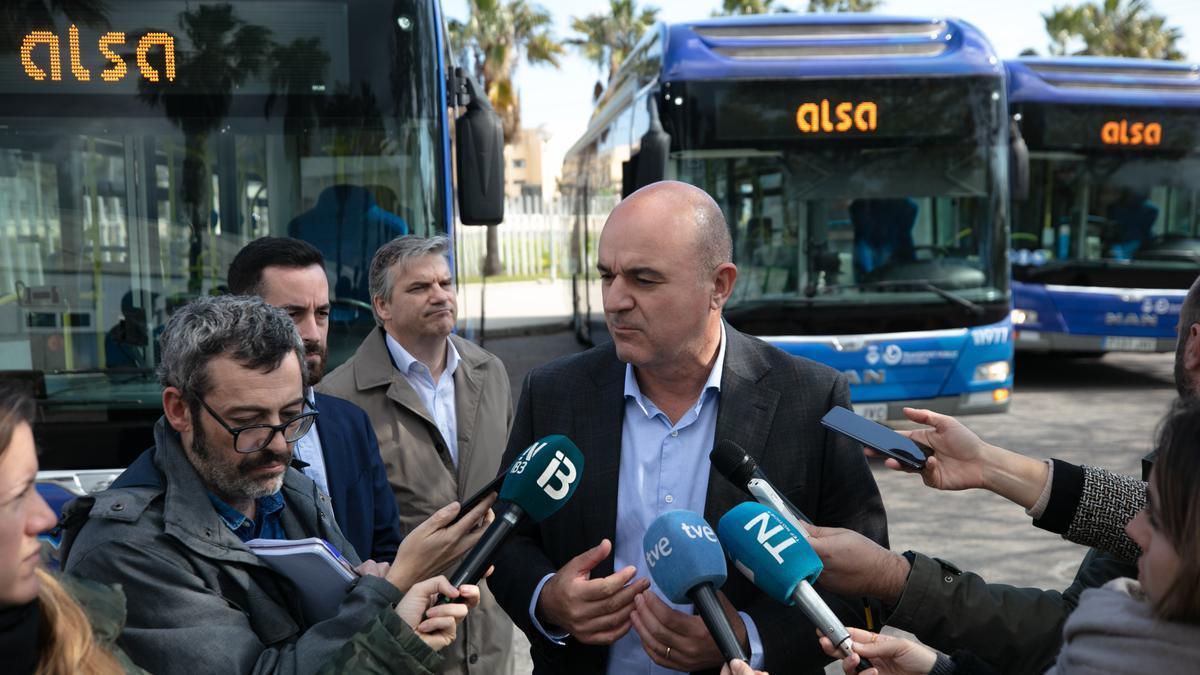 El presidente, Vicent Marí, atiende a los medios de comunicación el viernes, ante la atenta mirada de Javier Torres, en la presentación de los &quot;nuevos&quot; autobuses de segunda mano.