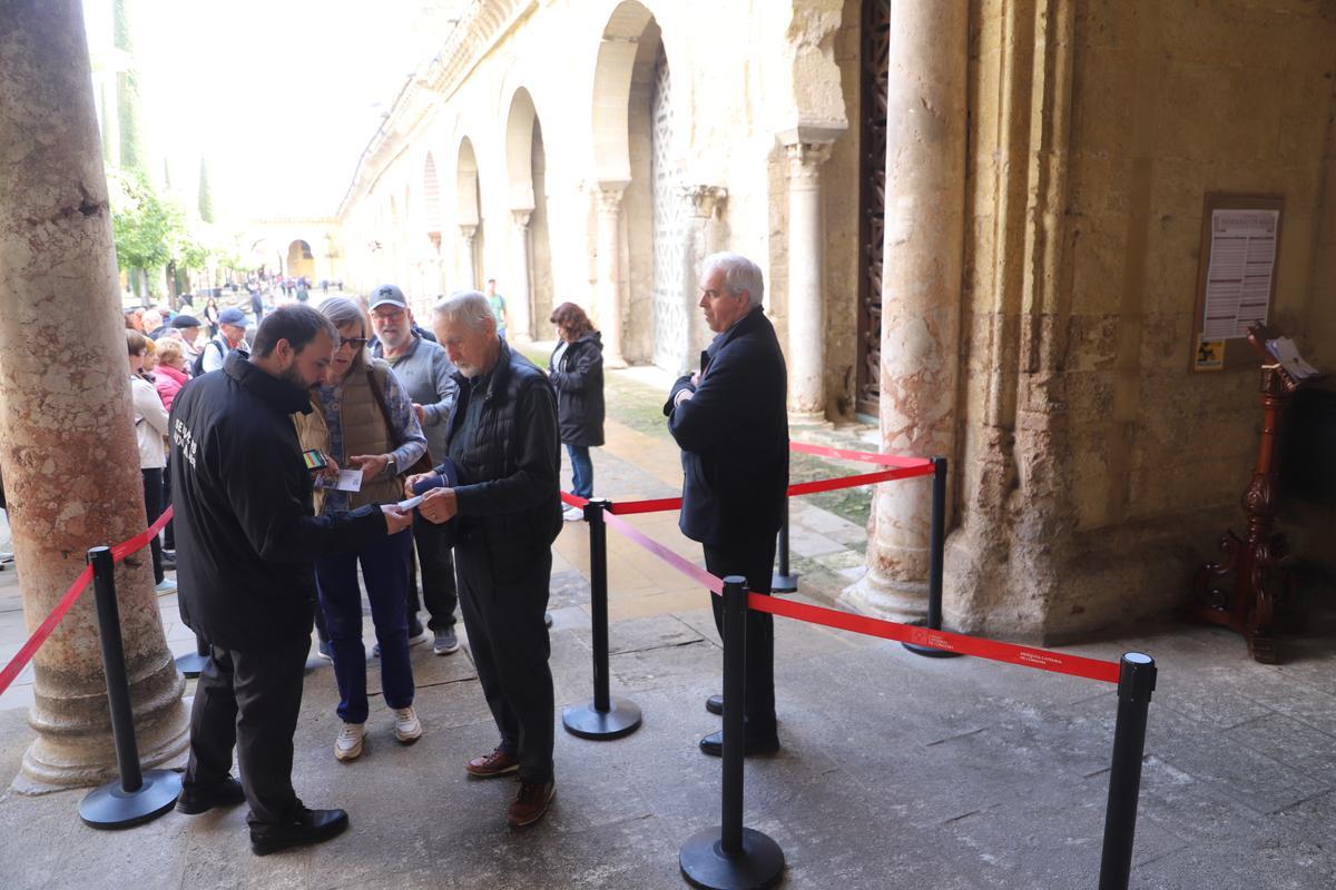 Un empleado de la Mezquita--Catedral mira la entrada de un visitantes al monumento.
