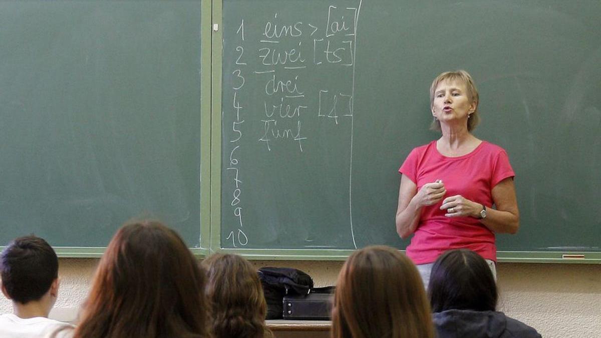 Una profesora imparte clase en un aula de Secundaria.