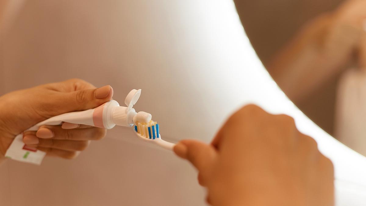Usar el cepillo de dientes en la ducha: el gesto que cada hace más gente (y con razón)