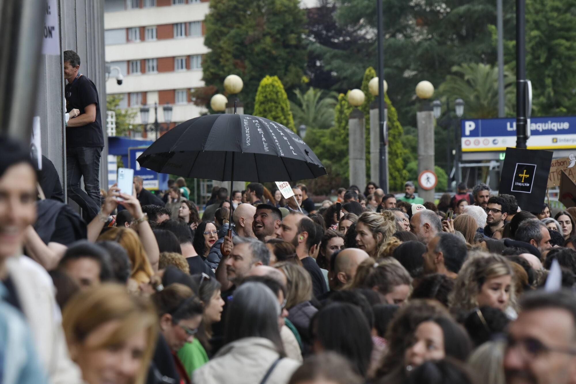 Cientos de profesores se concentran en Oviedo mientras Gobierno y sindicatos negocian.