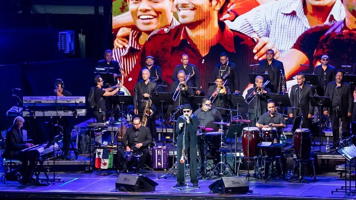Rubén Blades en el escenario de Pirineos Sur junto a su 'big band'.