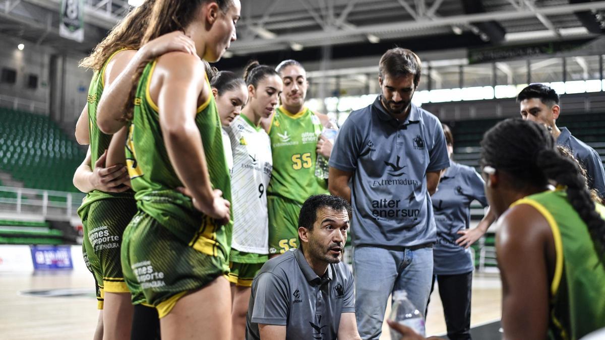 Jesús Sánchez se dirige a sus jugadoras en un tiempo muerto.