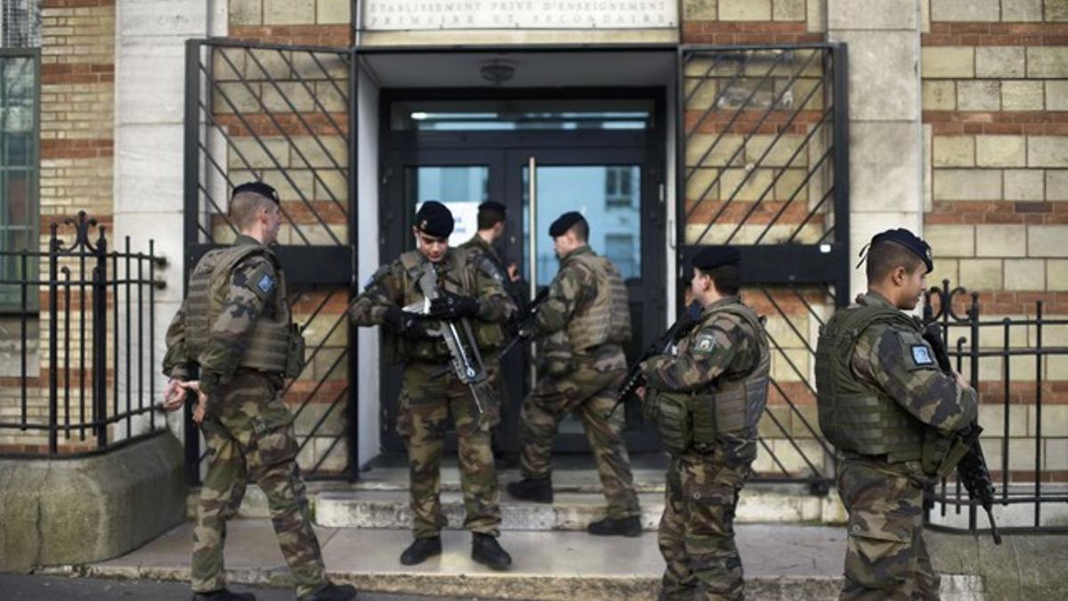 Soldados franceses protegen una escuela judía en París.
