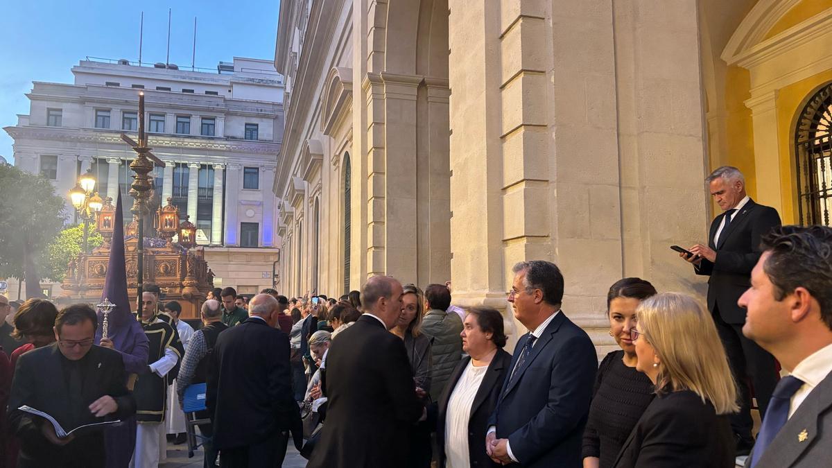 El alcalde junto a la corporación municipal reciben al Cristo de La Corona a su paso por el Ayuntamiento