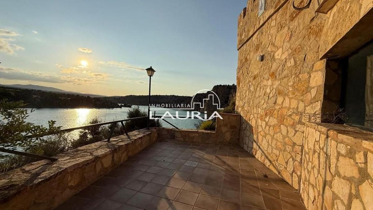 Vistas del pantano del Arquillo desde la propiedad a la venta por 1,3 millones de euros