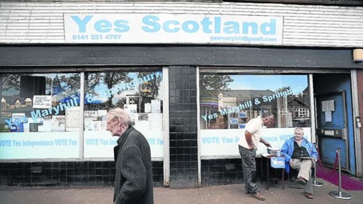 Una peatón pasa por delante de una oficina de la campaña por la independencia escocesa en Glasgow.