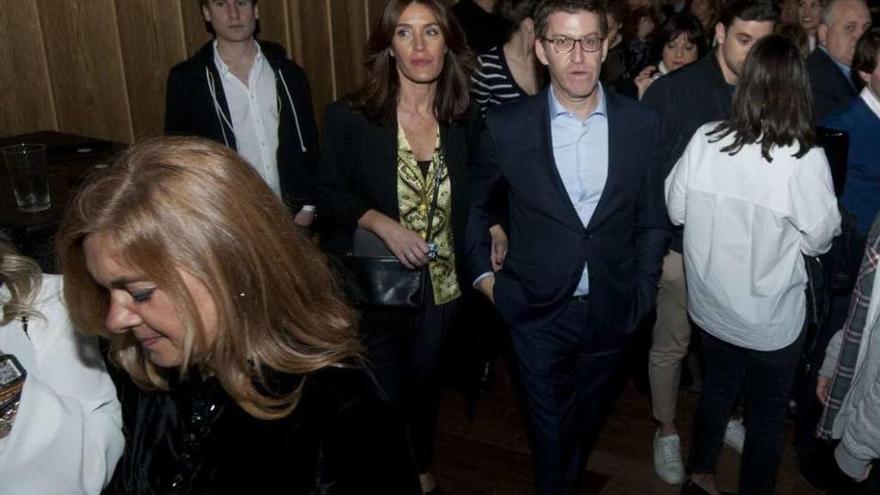 Feijóo con Eva Cárdenas, en la inauguración de una sala de fiestas en A Coruña. // J. Roller