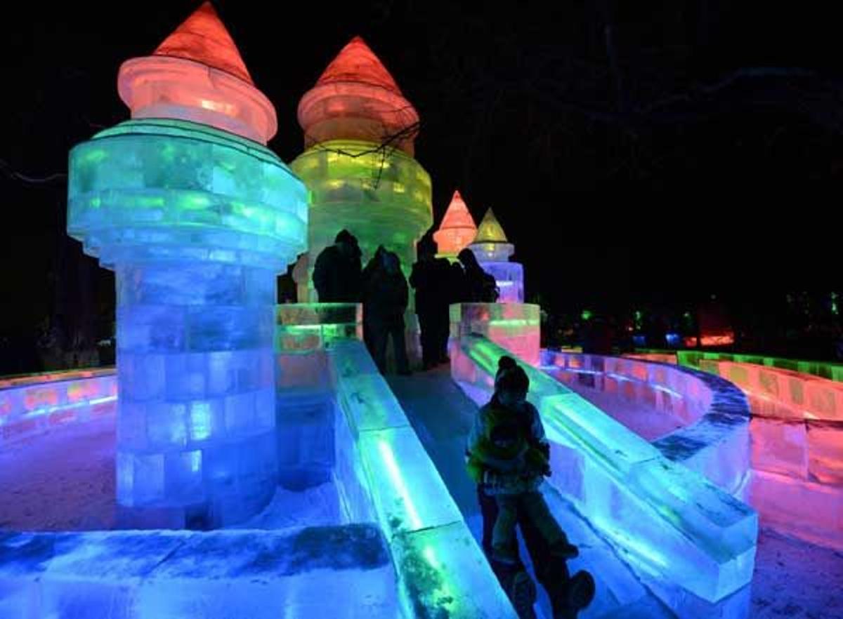 Turistas disfrutando del Festival de Esculturas de Nieve y Hielo de Harbin.