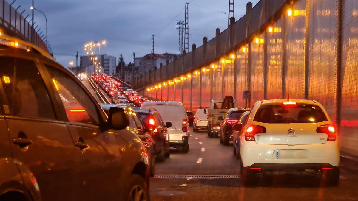 Retenciones en la salida del túnel de Beiramar que da a la rotonda de Julián Estévez, a la calle García Barbón y a Sanjurjo Badía.