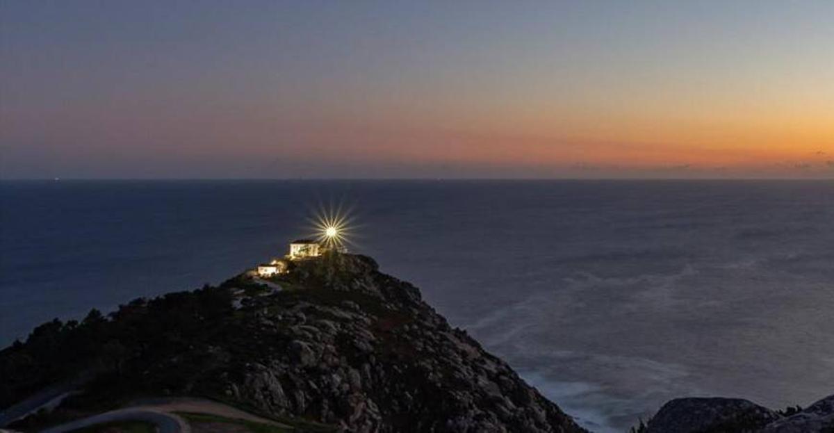 Momento de una puesta de sol en el Cabo Fisterra.