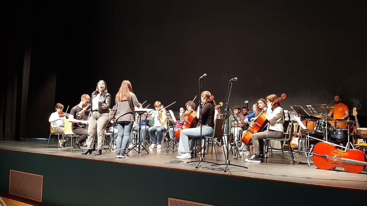 Paula Lueje, en su interpretación en Lugones ante los alumnos del IES Astures