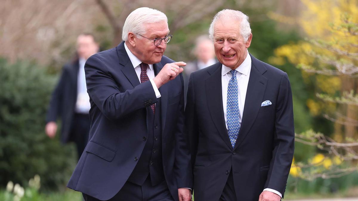 El presidente de Alemania, Frank-Walter Steinmeier y  el rey Carlos III de Gran Bretaña caminan juntos en los jardines camino a plantar un árbol como parte de la iniciativa Queen’s Green Canopy en memoria de la Reina Isabel II.