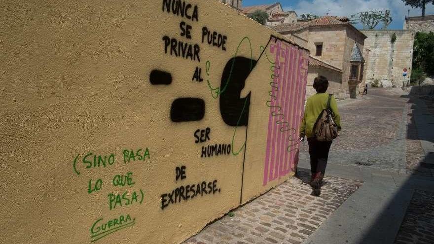 Pintada en la calle Manteca, junto a la plaza de Santa Lucía.