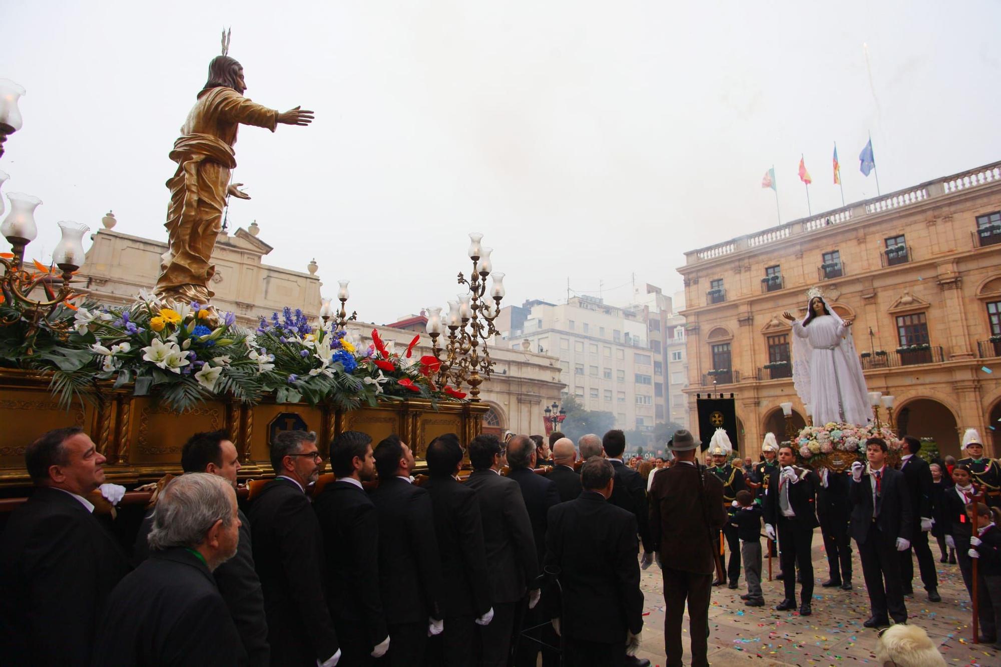 Emocionante procesión del Encuentro en Castelló en la mañana del Domingo de Resurrección.
