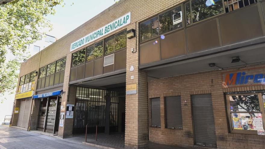 Fachada del mercado de Benicalap, en la calle Miguel Servet.