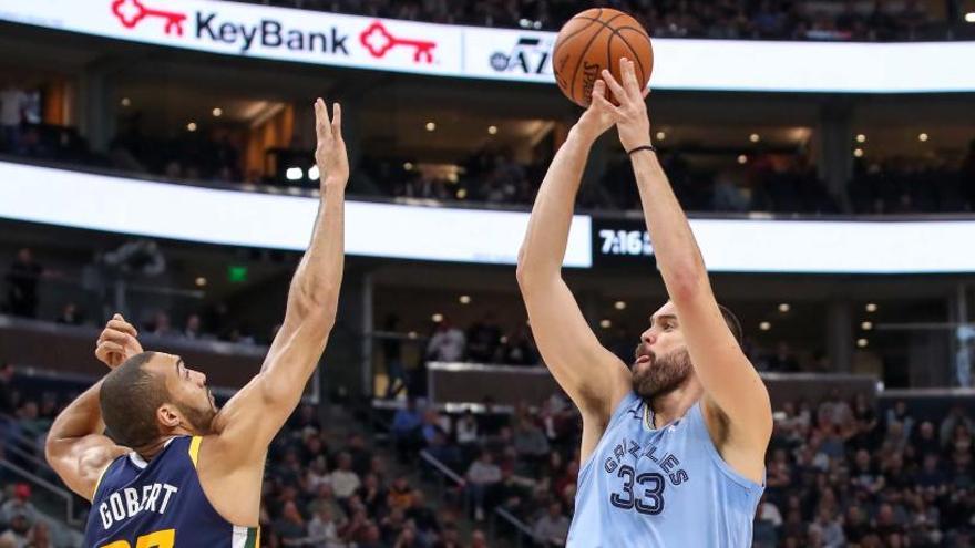 Marc Gasol lanza en el partido ante Utah.