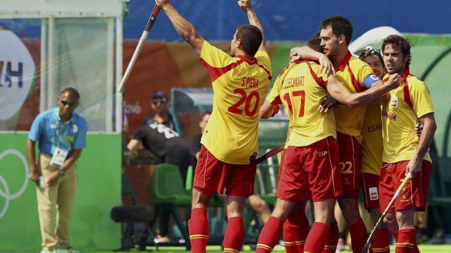 La selección española celebra la victoria ante Nueva Zelanda en los Juegos de Río.